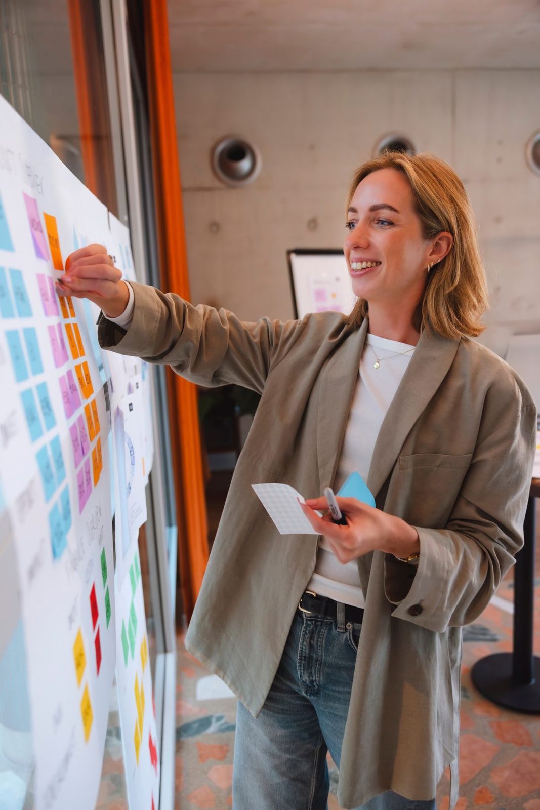 Esther plakt post-its op het sprintbord